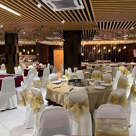 D Arc Hotel Кота-Кинабалу Экстерьер фото